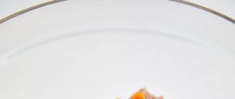 Перец, фаршированный мясной начинкой Фаршированный перец в кастрюле фаршем и рисом с томатной пастой и сметаной